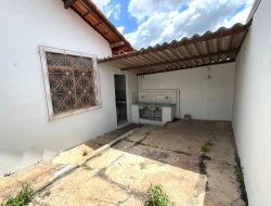 CASA DE ESQUINA À VENDA - BAIRRO SÃO FRANCISCO - PARÁ DE MINAS - MG