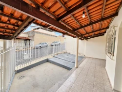 CASA À VENDA - BAIRRO SANTO ANTÔNIO - PARÁ DE MINAS -MG