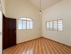 CASA À VENDA - BAIRRO SANTO ANTÔNIO - PARÁ DE MINAS -MG